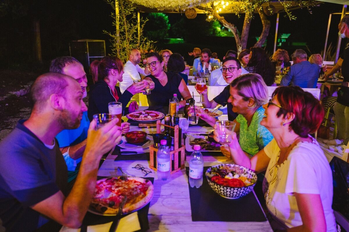 Serata dei Single con Cena e Balli a bordo Piscina alle porte di Treviso desktop picture