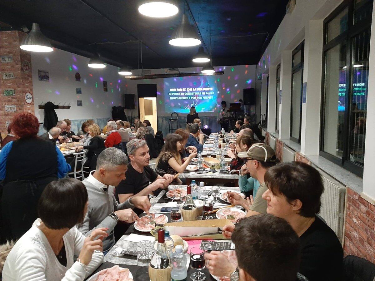 Festa Anni '90: apericena, karaoke e dj set di fine estate Festa Anni '90: apericena, karaoke e dj set di fine estate desktop picture