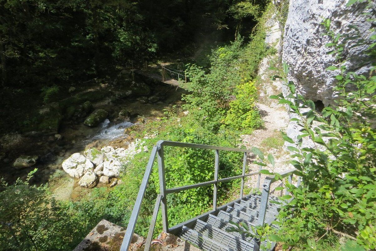 Escursione all'impressionante Cascata del Salton da San Donato Escursione all'impressionante Cascata del Salton da San Donato desktop picture