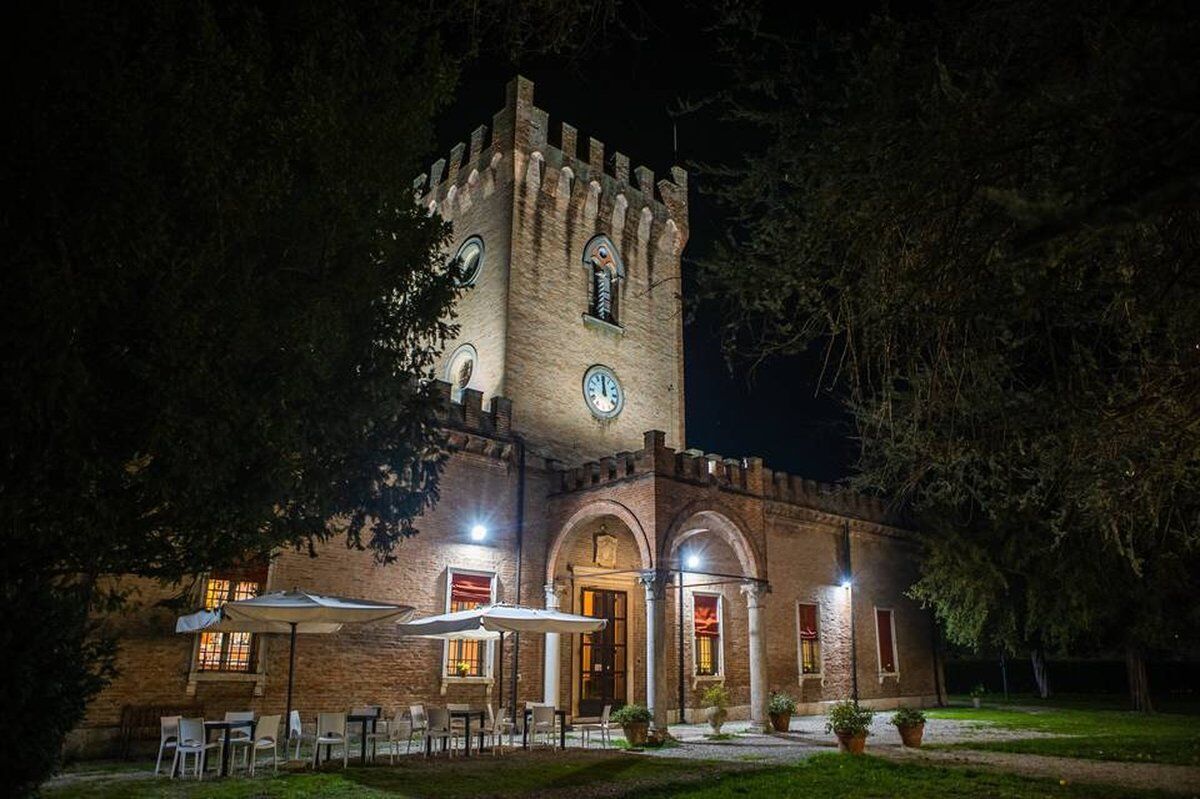 Cena medievale a Ferrara: costumi, delitti e giochi teatrali desktop picture