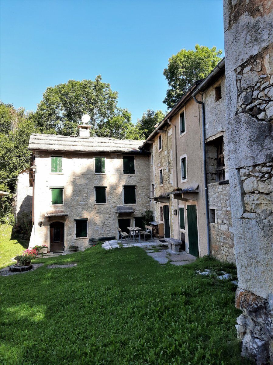 Trekking autunnale nelle Contrade Alte di Roverè Veronese Trekking autunnale nelle Contrade Alte di Roverè Veronese desktop picture