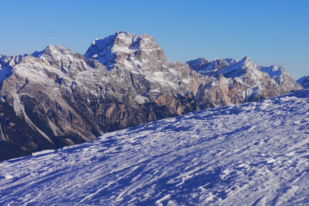 Ciaspolata nelle meravigliosi Dolomiti:  tra le 5 Torri e Novolau desktop picture