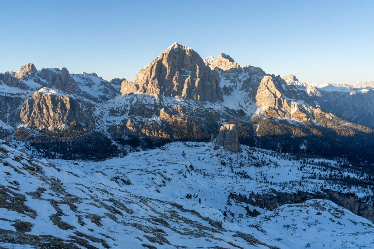 Ciaspolata nelle meravigliosi Dolomiti:  tra le 5 Torri e Novolau desktop picture