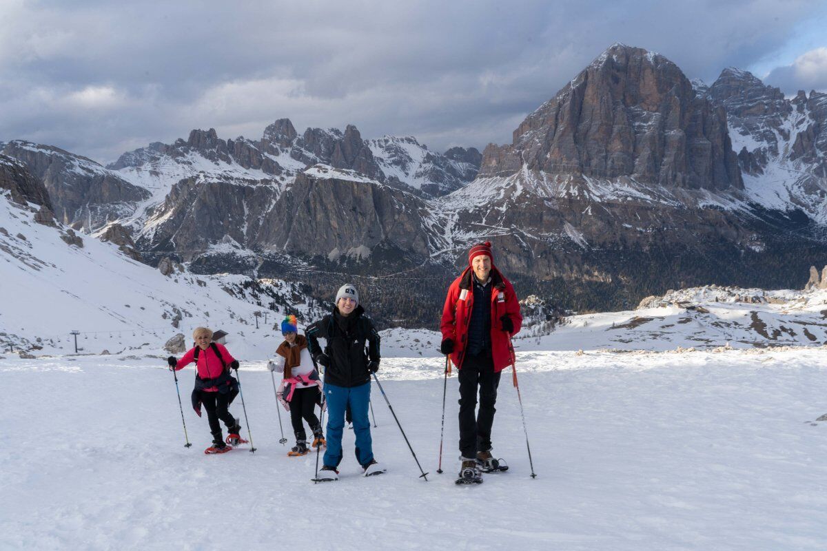 Ciaspolata nelle meravigliosi Dolomiti:  tra le 5 Torri e Novolau desktop picture