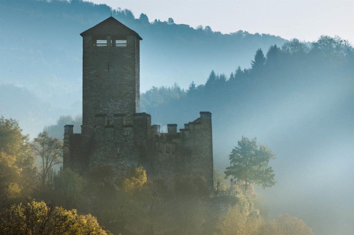 Emozionante trekking tra Il Castello di Zumelle e la Grotta Azzurra Emozionante trekking tra Il Castello di Zumelle e la Grotta Azzurra desktop picture