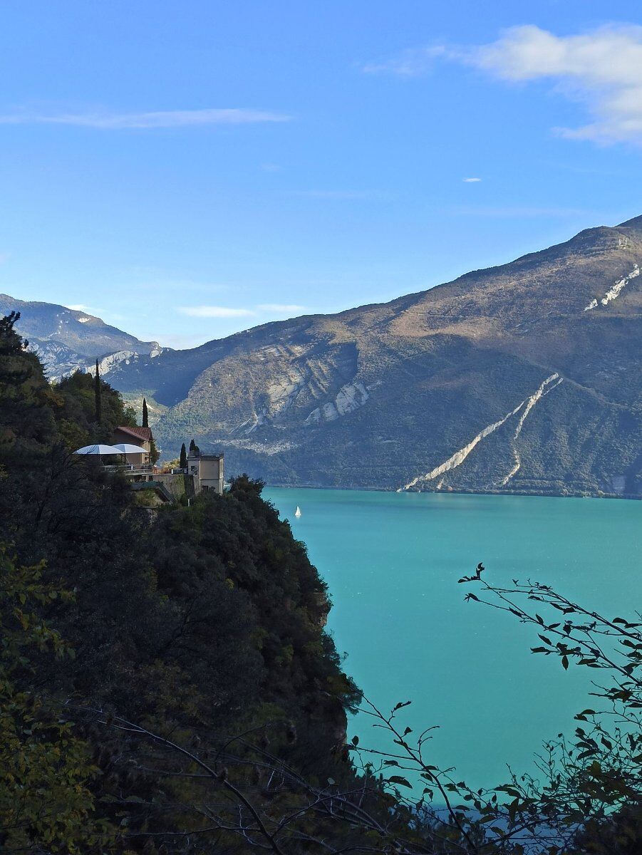 Camminata lungo la spettacolare Strada del Ponale Camminata lungo la spettacolare Strada del Ponale desktop picture