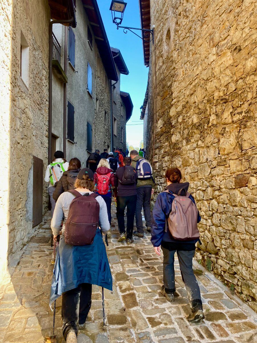 Il Borgo Medioevale di Bergogno tra trekking e spettacolari presepi Il Borgo Medioevale di Bergogno tra trekking e spettacolari presepi desktop picture