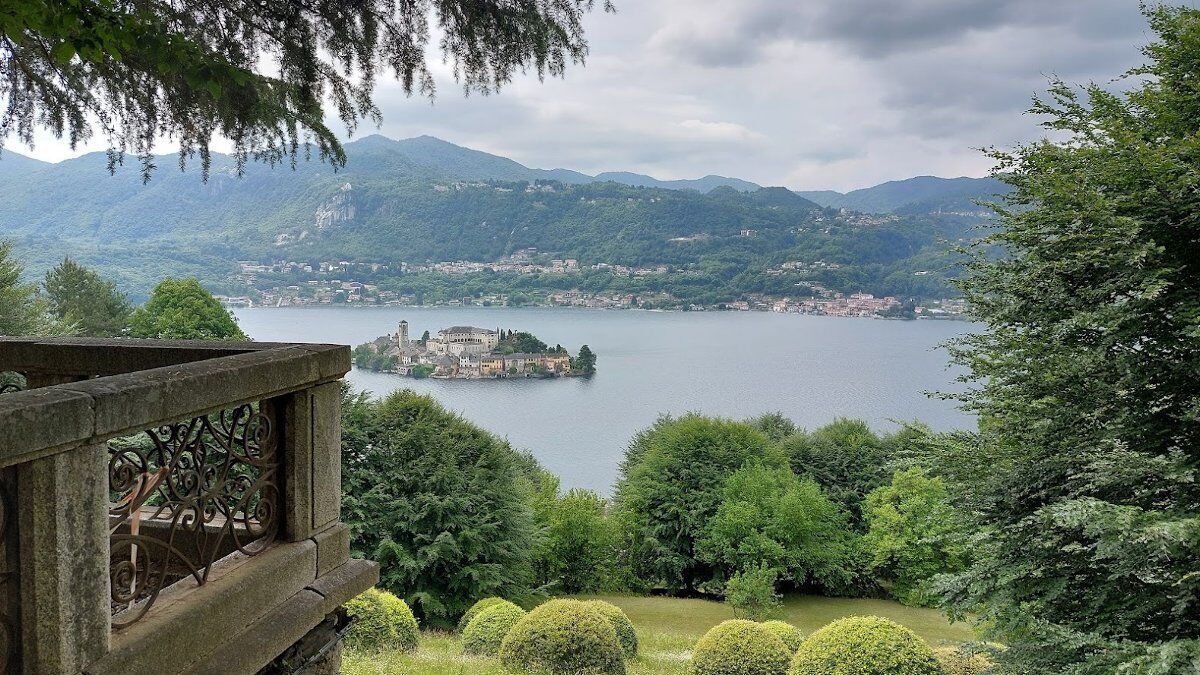 Escursione nei boschi del Lago d'Orta: un viaggio tra storia e natura! desktop picture