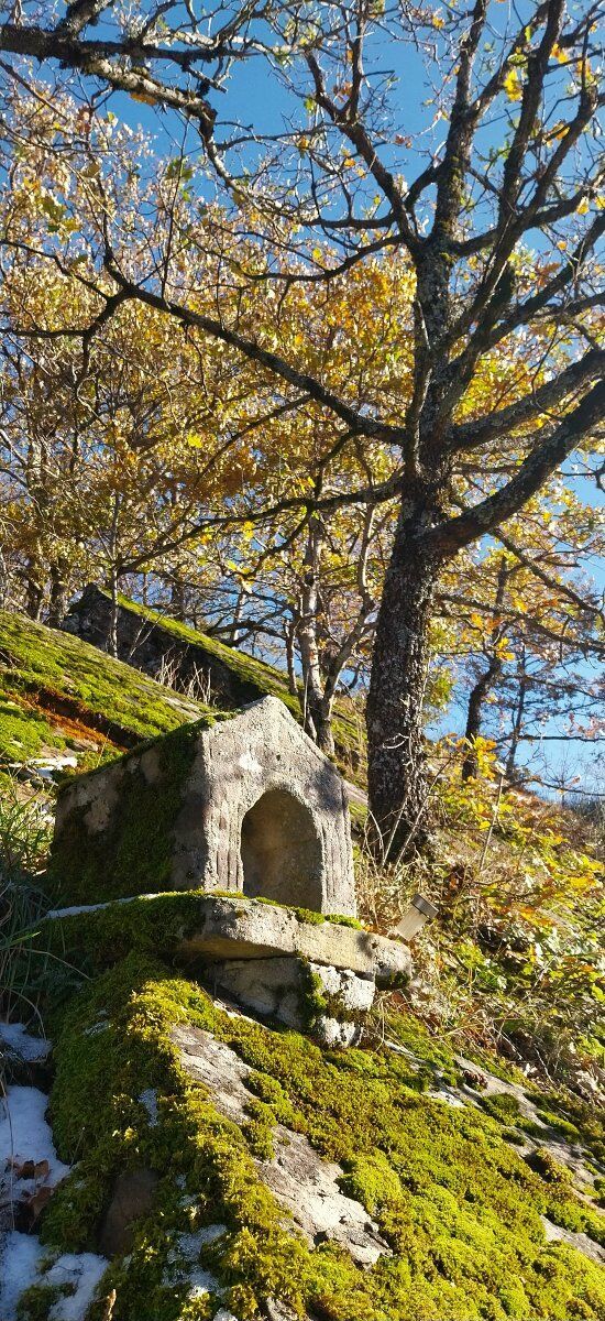 Trekking tra antiche abitazioni in pietra nel Parco Nazionale delle Foreste Casentinesi desktop picture