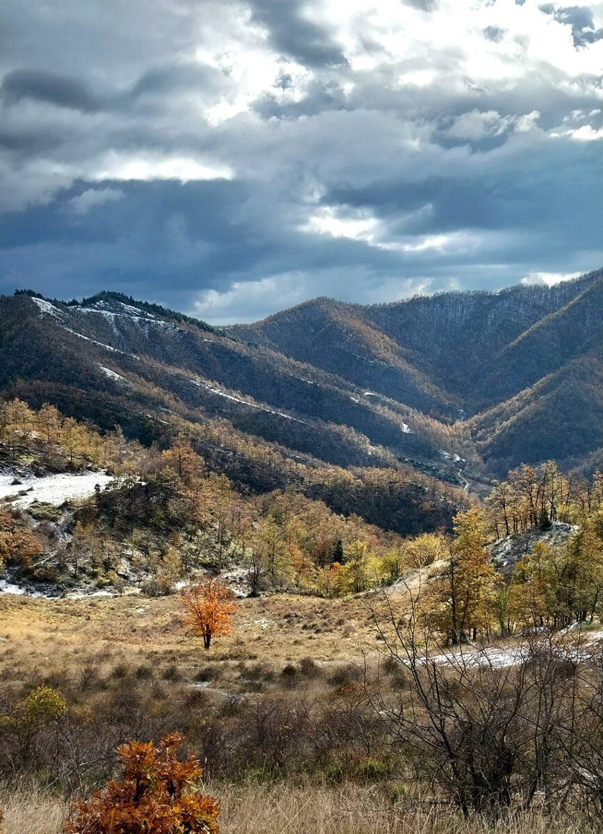 Trekking tra antiche abitazioni in pietra nel Parco Nazionale delle Foreste Casentinesi desktop picture