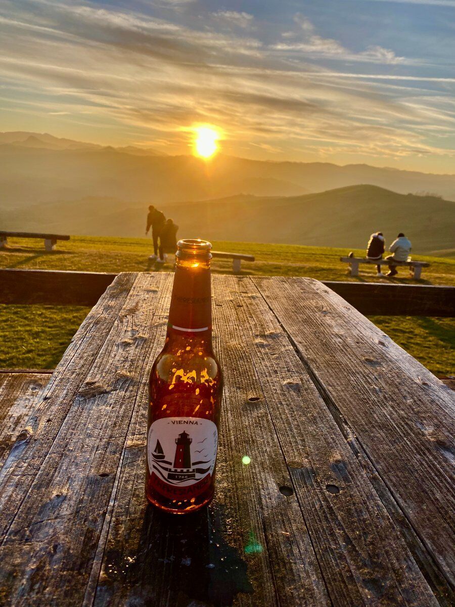 Trekking con aperitivo al tramonto in cima al Monte Vangelo desktop picture