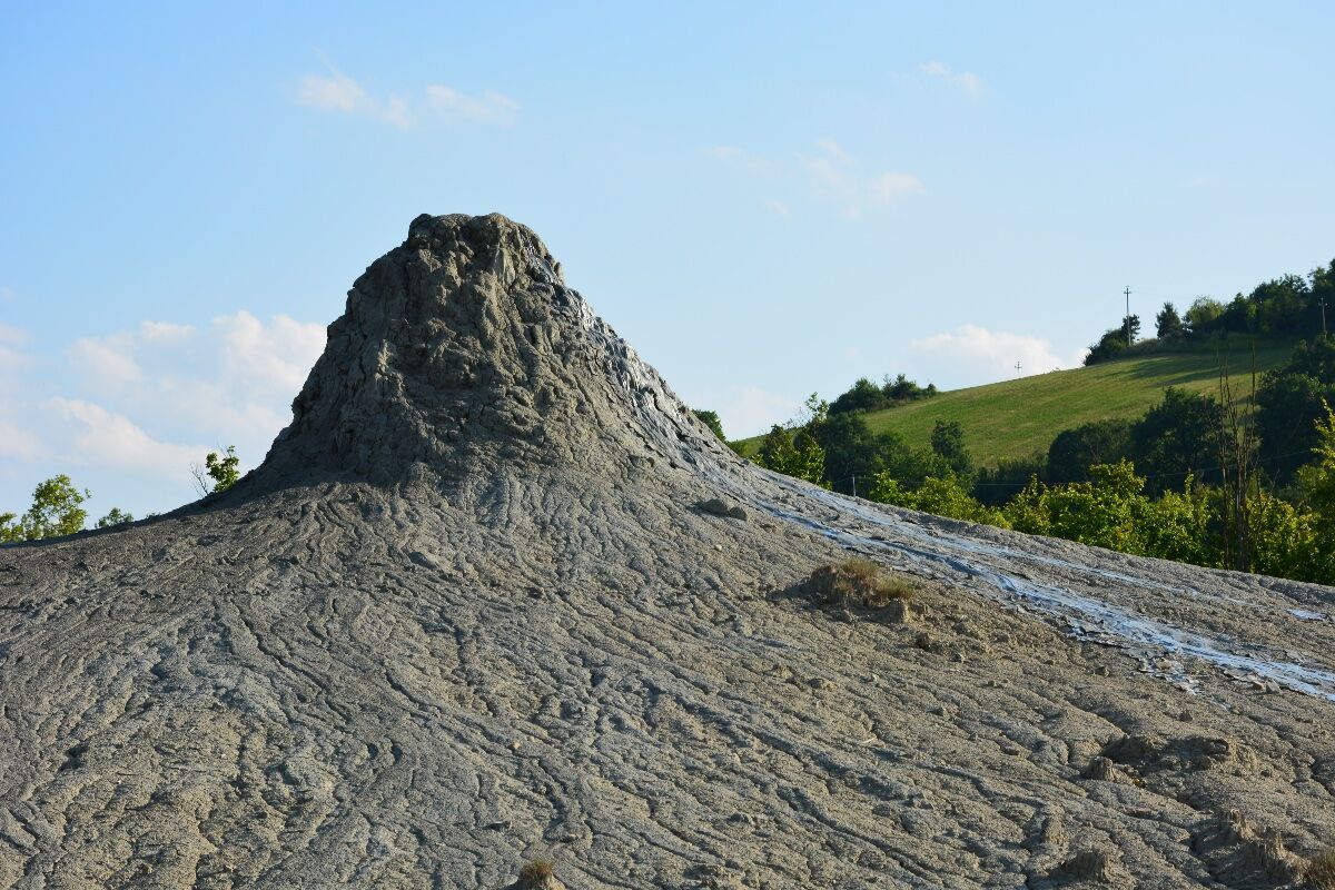 Trekking ad anello attraverso il paesaggio lunare delle Salse di Nirano Trekking ad anello attraverso il paesaggio lunare delle Salse di Nirano desktop picture