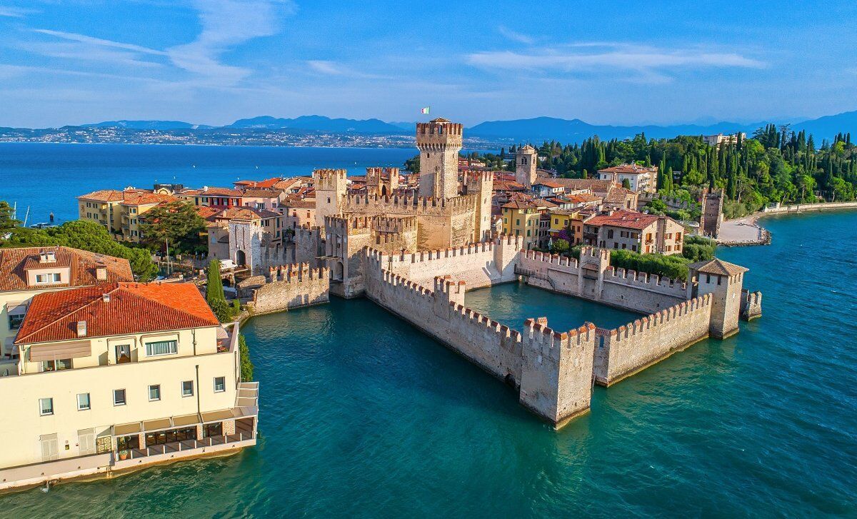 Tour romantico a Sirmione: la magia del Lago di Garda desktop picture