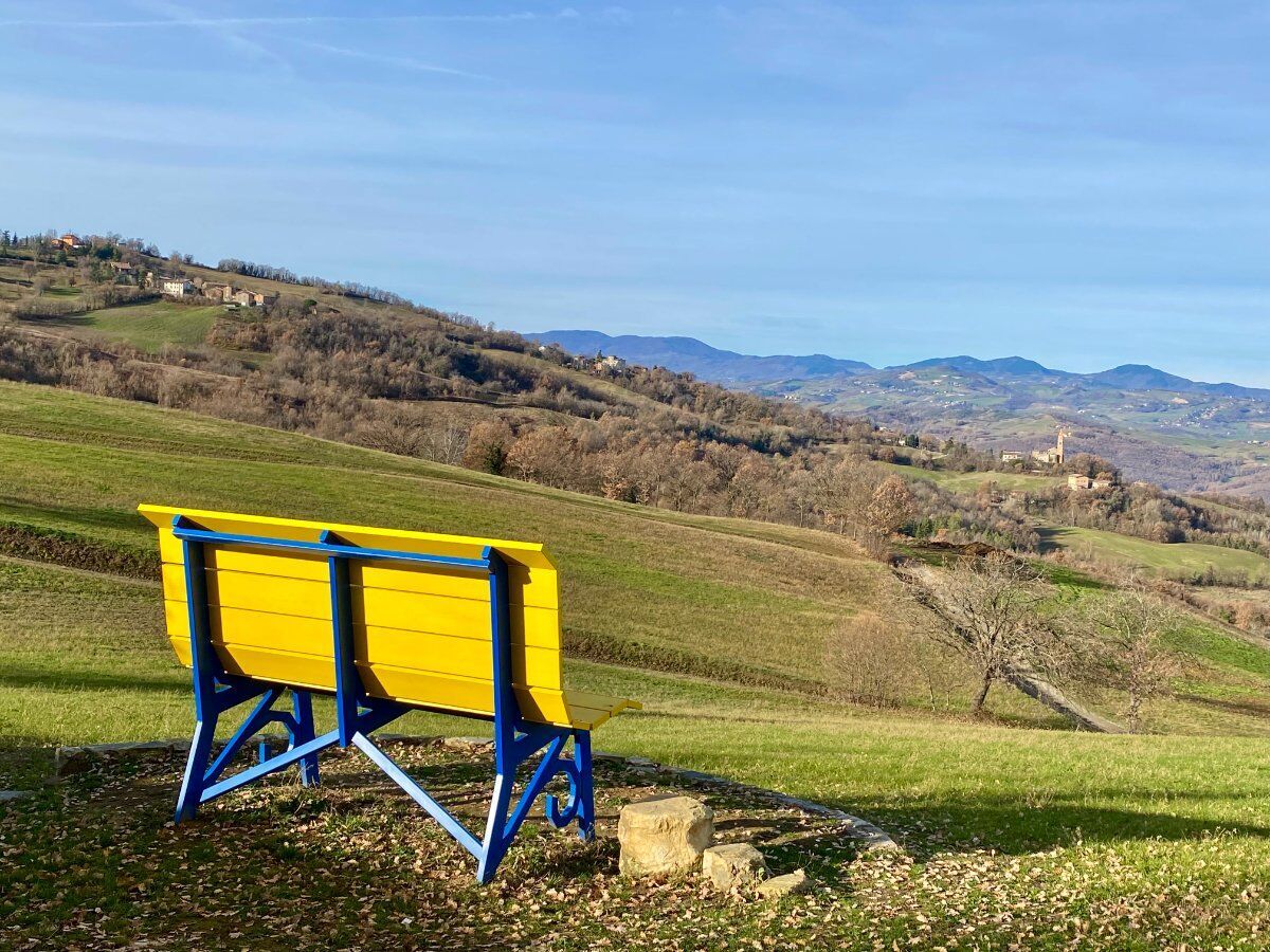 Panorami mozzafiato e street art: alla scoperta delle panchine giganti delle colline Matildiche desktop picture