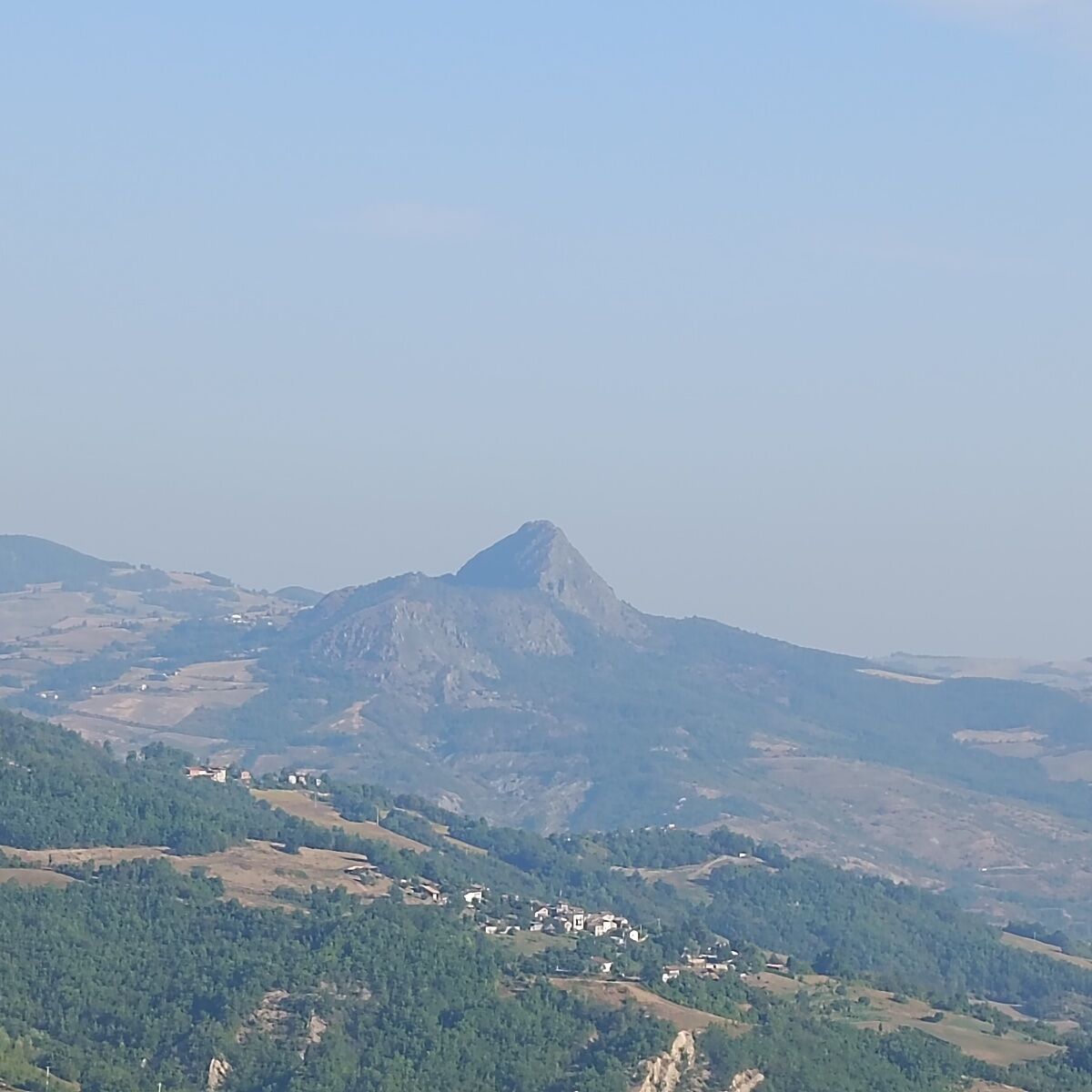 Trekking In Val Trebbia: la maestosa Pietra Parcellara e la suggestiva Pietra Perduca desktop picture