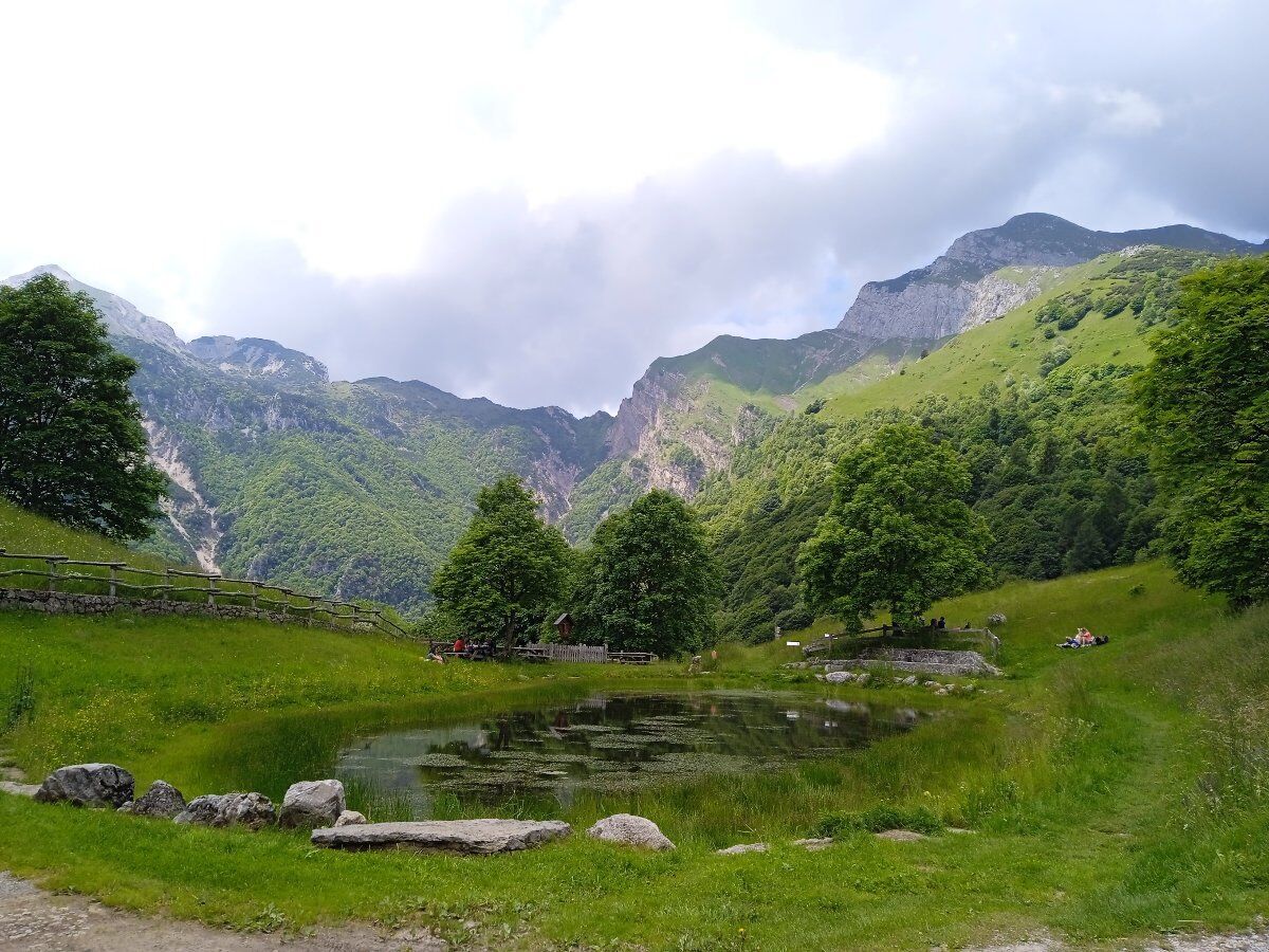 Trekking al Pialeral tra prati, torrenti e le pendici della Grigna Trekking al Pialeral tra prati, torrenti e le pendici della Grigna desktop picture