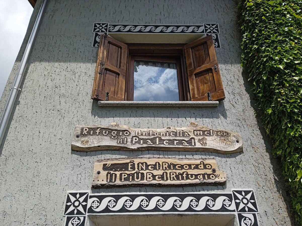 Trekking al Pialeral tra prati, torrenti e le pendici della Grigna Trekking al Pialeral tra prati, torrenti e le pendici della Grigna desktop picture