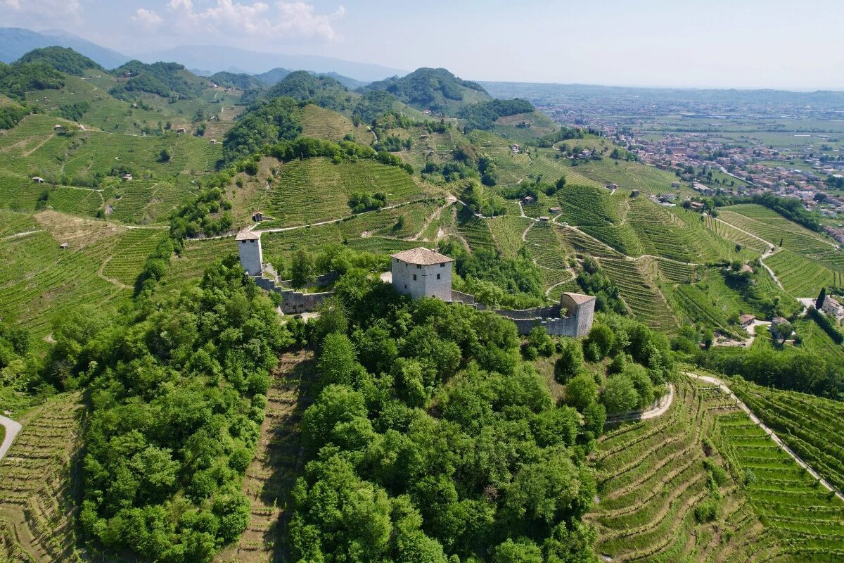 Anello tra le Colline del Prosecco: vigneti, cascatelle e santuari desktop picture