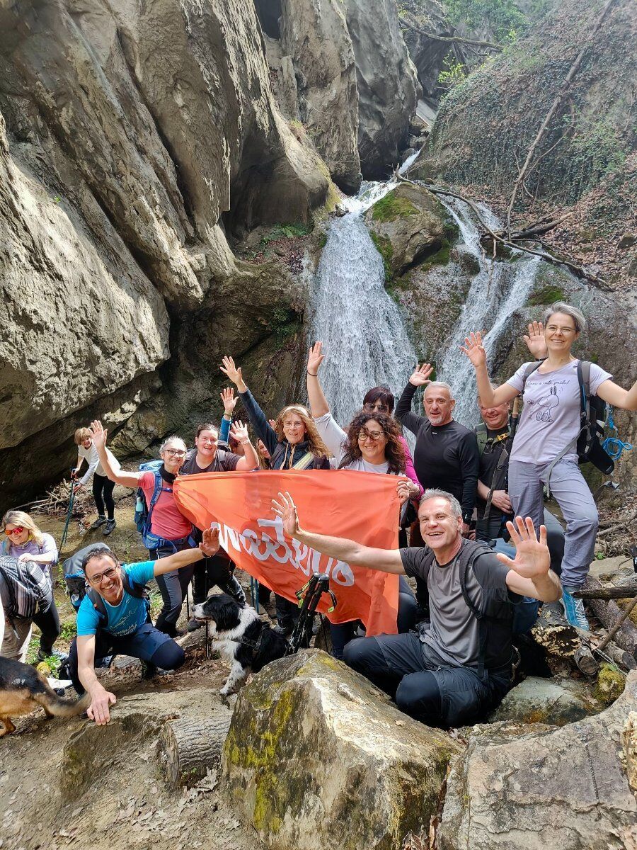 Trekking tra borghi, torrenti e cascate con cena finale in osteria desktop picture