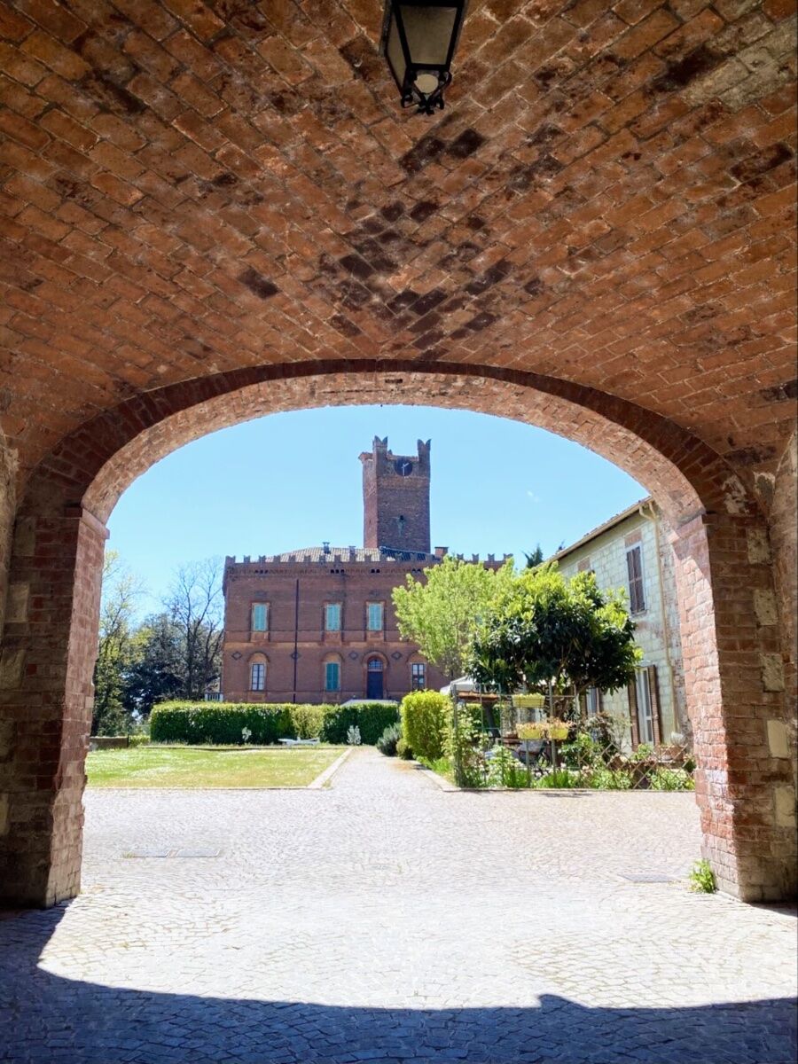 Conosciamo in Monferrato: le Cantine Castello di Uviglie tra arte, vini e cammini Conosciamo in Monferrato: le Cantine Castello di Uviglie tra arte, vini e cammini desktop picture