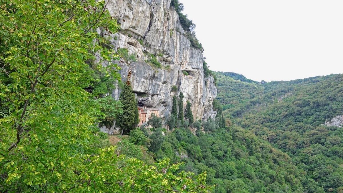 Alla scoperta di covoli, grotte ed erbe spontanee sopra Castegnero Alla scoperta di covoli, grotte ed erbe spontanee sopra Castegnero desktop picture