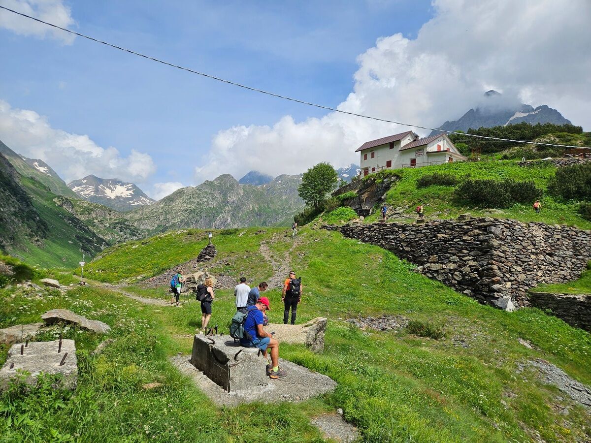 Trekking in Valbondione fino al Rifugio Antonio Curò Trekking in Valbondione fino al Rifugio Antonio Curò desktop picture