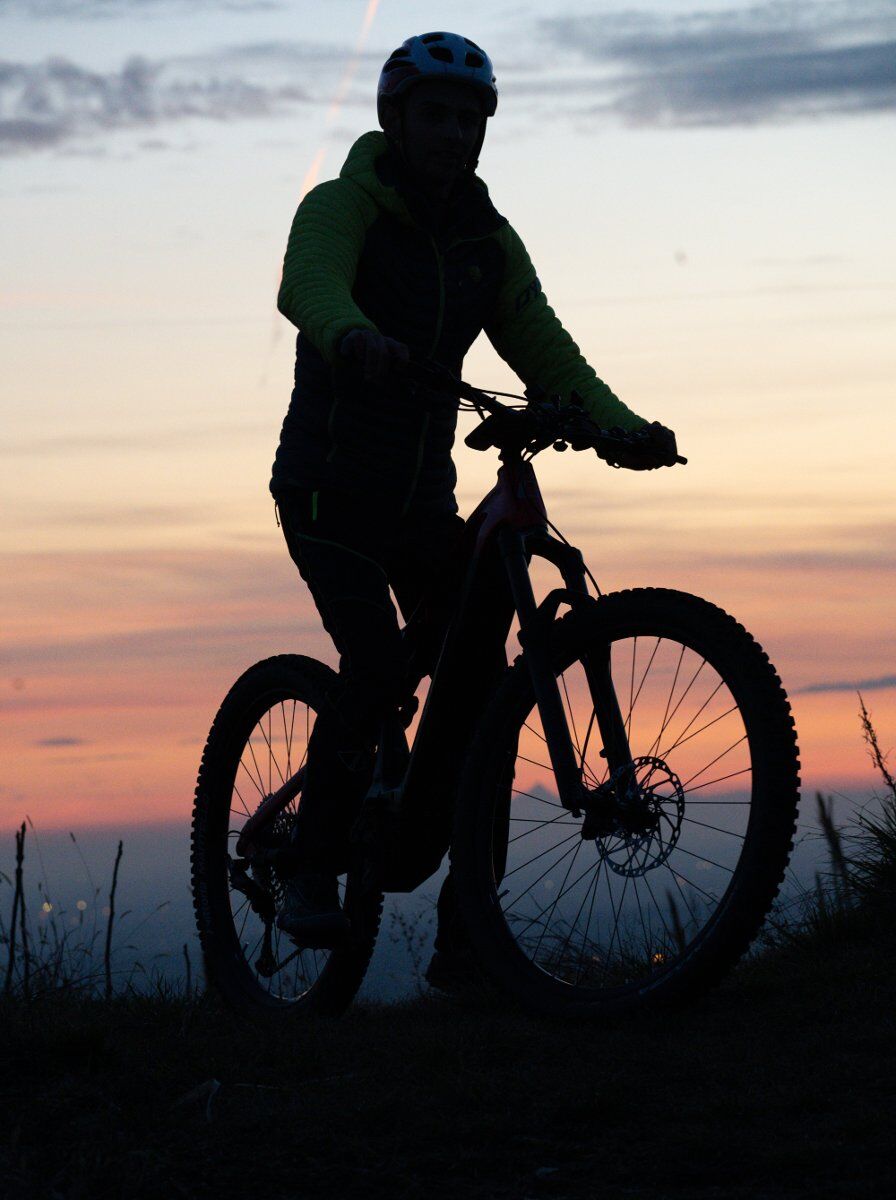 Esperienza serale in E-Bike con tramonto sul Monte Barro Esperienza serale in E-Bike con tramonto sul Monte Barro desktop picture