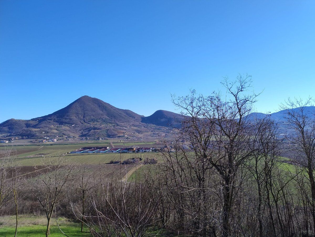 Escursione serale sul Monte Lovertino: tra antiche pievi e vecchie cave Escursione serale sul Monte Lovertino: tra antiche pievi e vecchie cave desktop picture