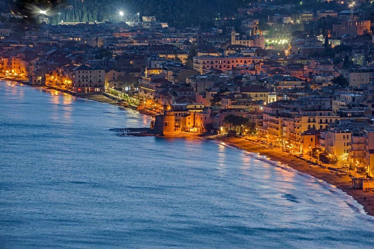 Alassio in notturna: Moglio e la "sagra della ventre" Alassio in notturna: Moglio e la "sagra della ventre" desktop picture