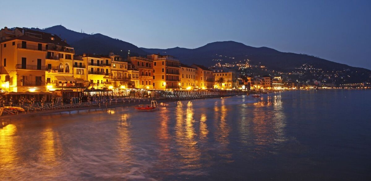 Alassio in notturna: Moglio e la "sagra della ventre" Alassio in notturna: Moglio e la "sagra della ventre" desktop picture