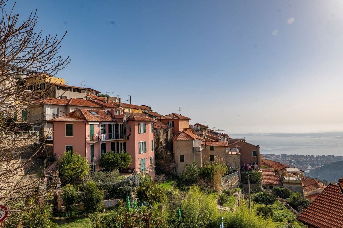 Alassio in notturna: Moglio e la "sagra della ventre" Alassio in notturna: Moglio e la "sagra della ventre" desktop picture