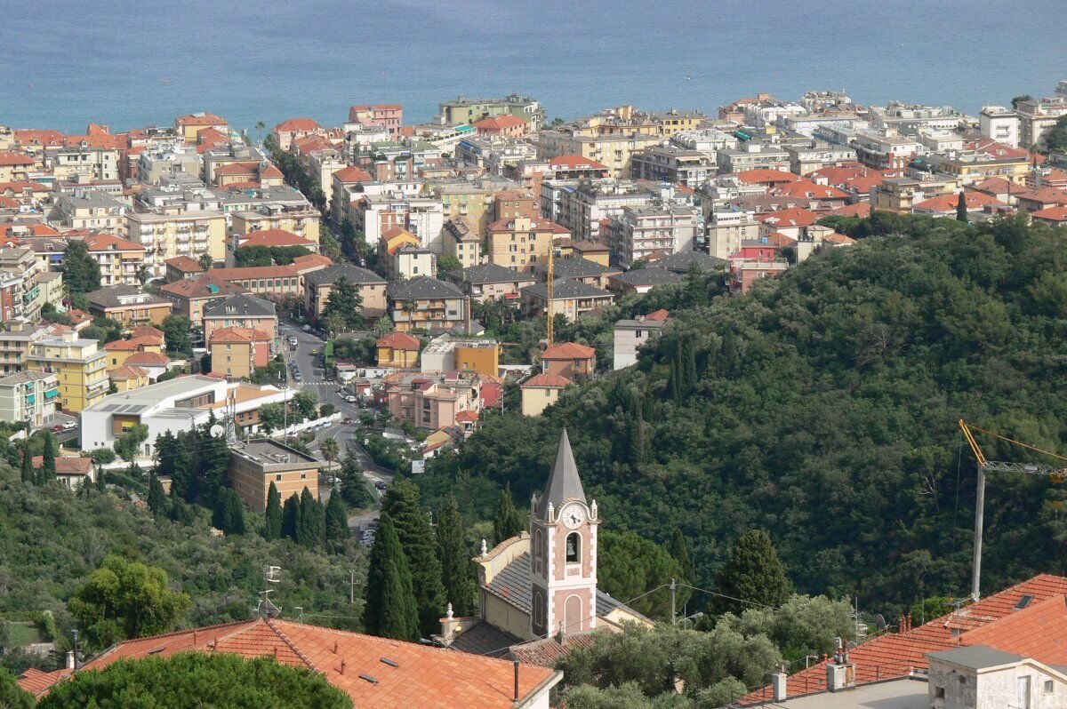 Alassio in notturna: Moglio e la "sagra della ventre" Alassio in notturna: Moglio e la "sagra della ventre" desktop picture