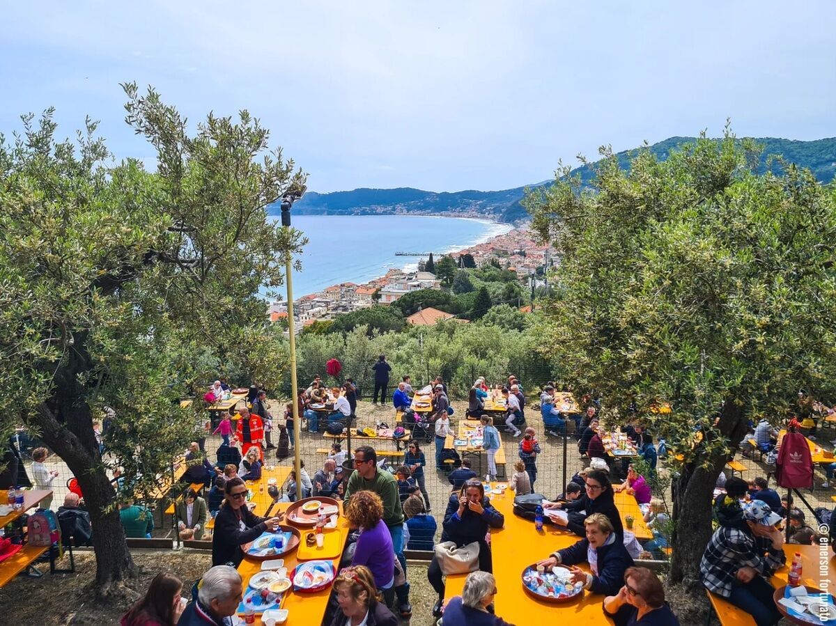 Alassio in notturna: Moglio e la "sagra della ventre" Alassio in notturna: Moglio e la "sagra della ventre" desktop picture