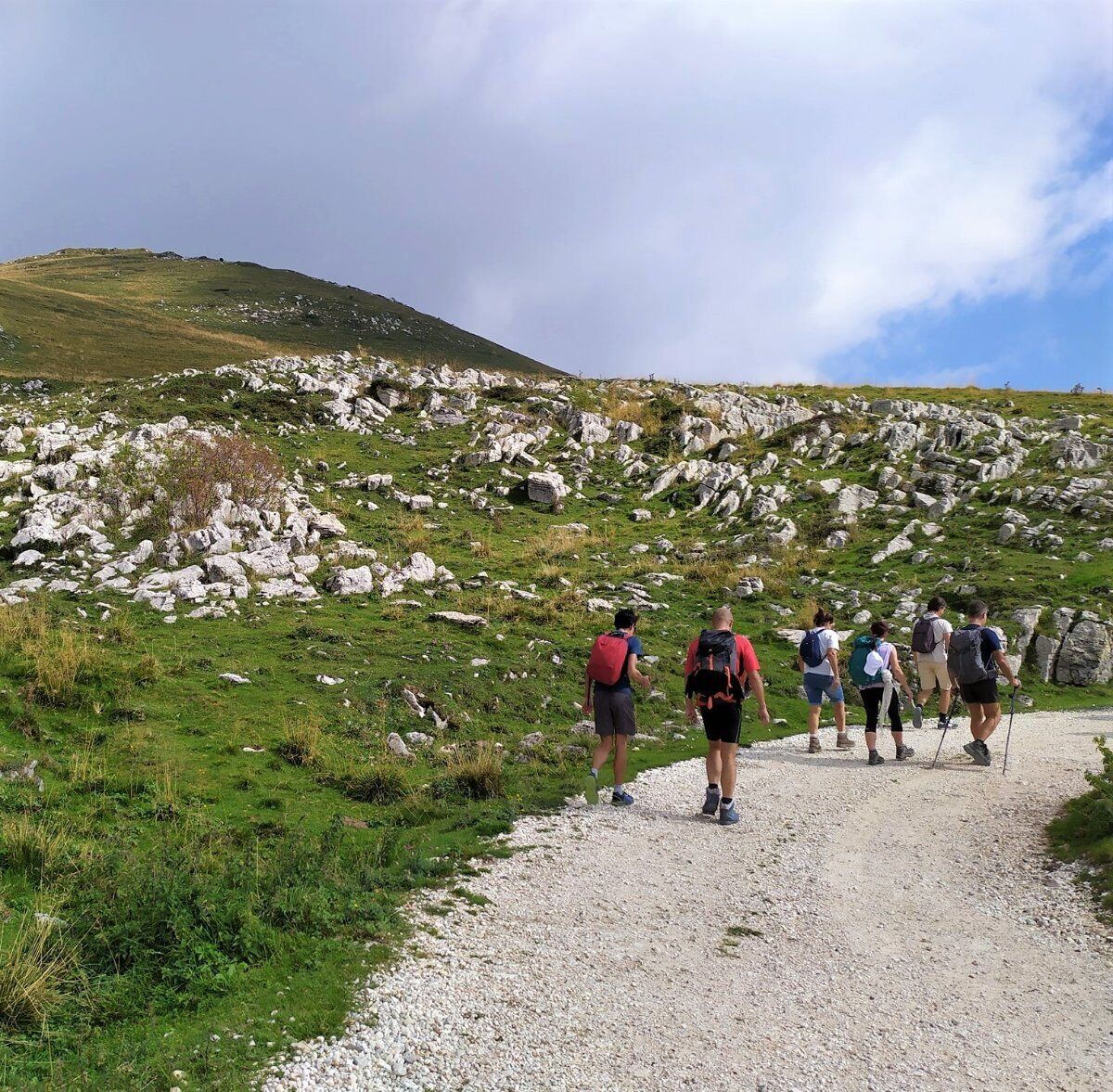 Trekking verso la cima più alta della Lessinia, Vallon Malera e la Bella Lasta Trekking verso la cima più alta della Lessinia, Vallon Malera e la Bella Lasta desktop picture