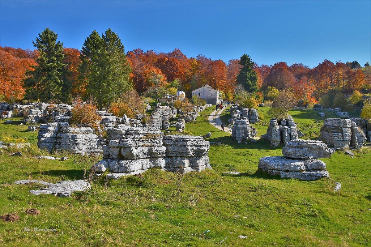 Escursione in Lessinia: la Valle delle Sfingi Escursione in Lessinia: la Valle delle Sfingi desktop picture