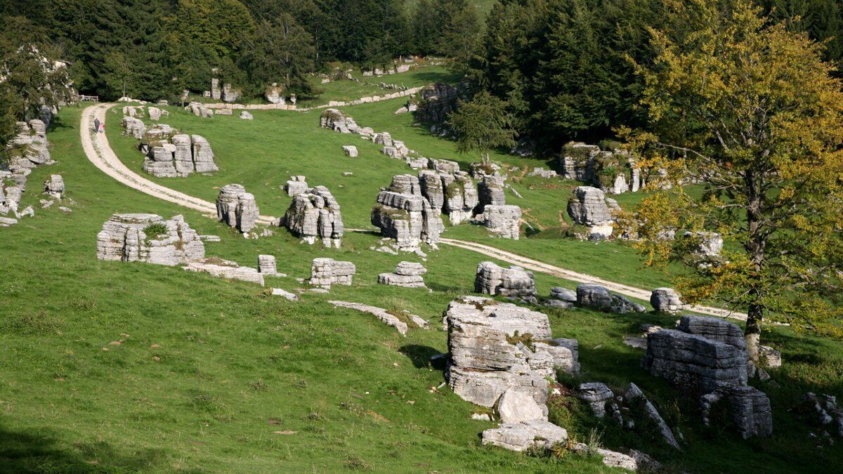 Escursione in Lessinia: la Valle delle Sfingi Escursione in Lessinia: la Valle delle Sfingi desktop picture