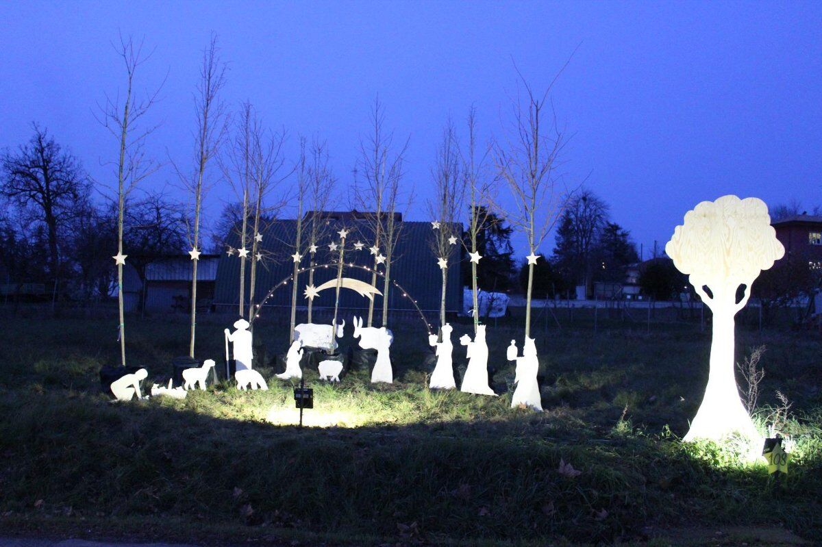 Trekking natalizio, il paese dei Presepi alle ultime luci della sera Trekking natalizio, il paese dei Presepi alle ultime luci della sera desktop picture