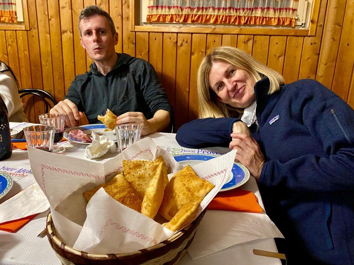 Trekking natalizio, il paese dei Presepi alle ultime luci della sera Trekking natalizio, il paese dei Presepi alle ultime luci della sera desktop picture