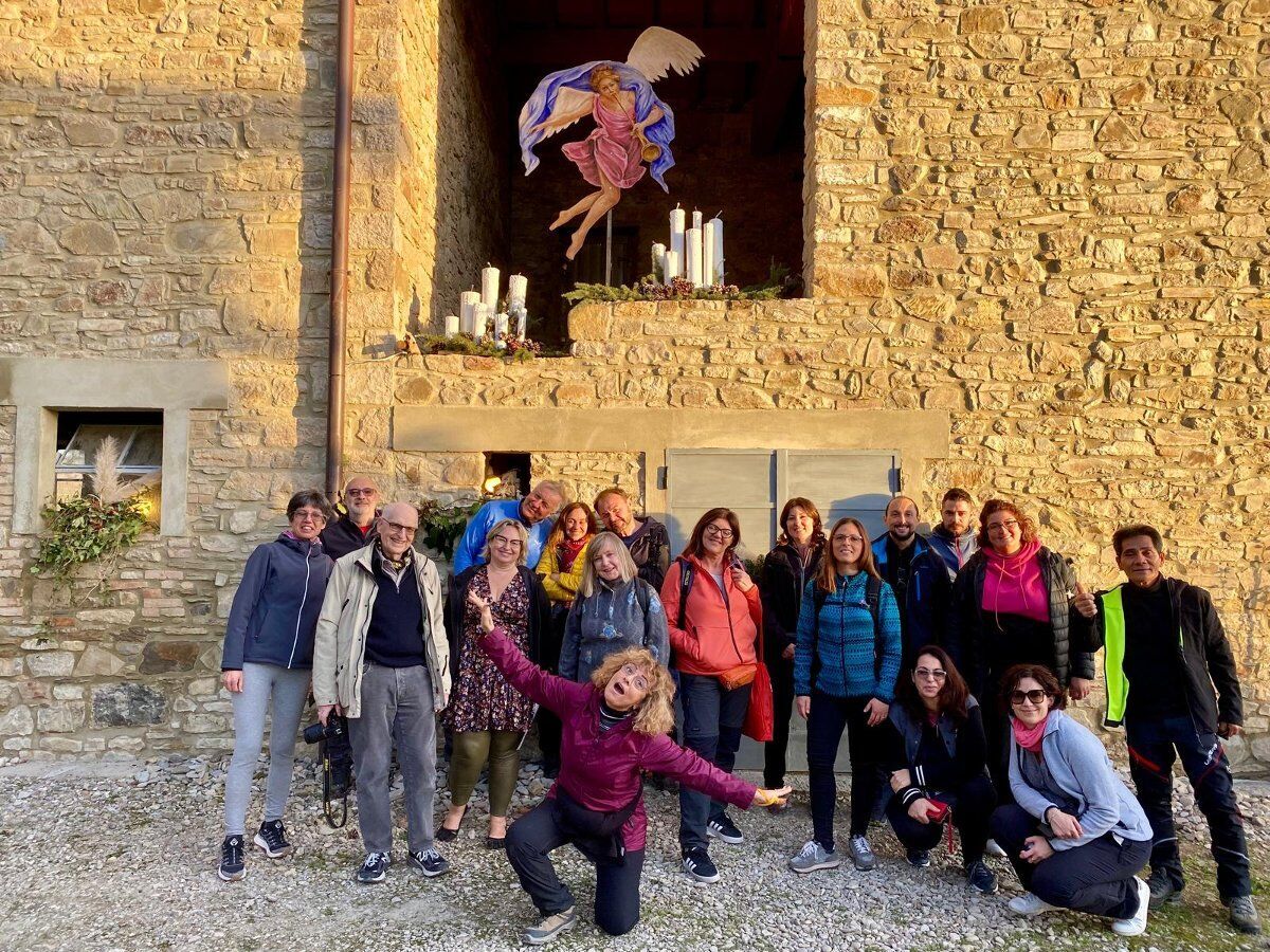 Trekking natalizio, il paese dei Presepi alle ultime luci della sera Trekking natalizio, il paese dei Presepi alle ultime luci della sera desktop picture