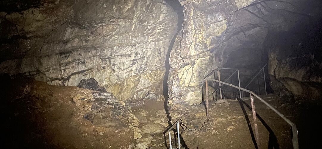 Esplora la Grotta del Buco del Piombo: avventura al tramonto Esplora la Grotta del Buco del Piombo: avventura al tramonto desktop picture