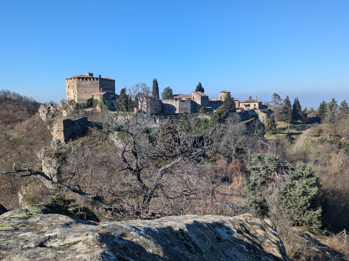 Escursione in Val Tidone e Rocca d'Olgisio con Pranzo in Trattoria Escursione in Val Tidone e Rocca d'Olgisio con Pranzo in Trattoria desktop picture