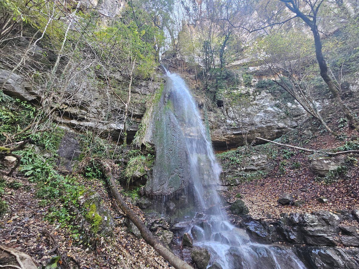 Escursione ad anello alla Cascata dei Papalini e al Buco delle Anguane Escursione ad anello alla Cascata dei Papalini e al Buco delle Anguane desktop picture