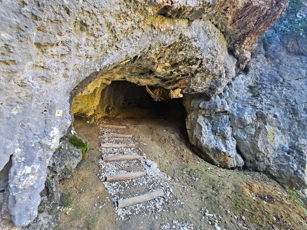 Escursione ad anello alla Cascata dei Papalini e al Buco delle Anguane Escursione ad anello alla Cascata dei Papalini e al Buco delle Anguane desktop picture