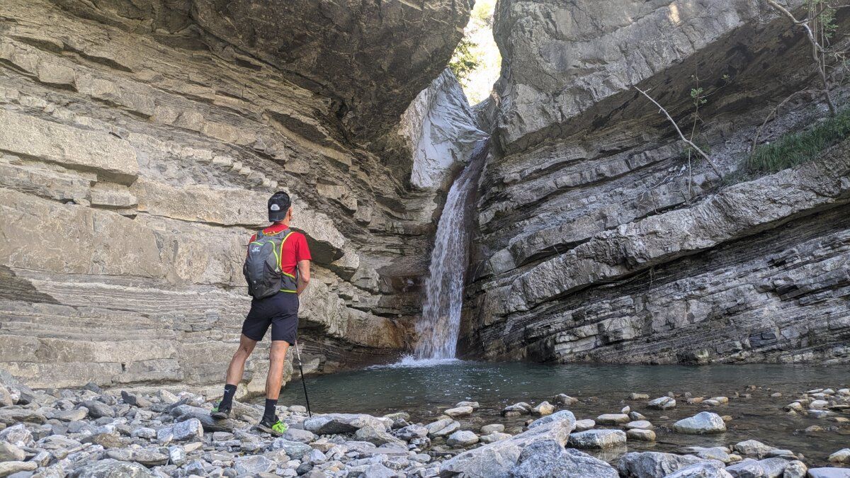 Cascate del Perino: Trekking tra Rocce, Acqua e Natura Selvaggia Cascate del Perino: Trekking tra Rocce, Acqua e Natura Selvaggia desktop picture