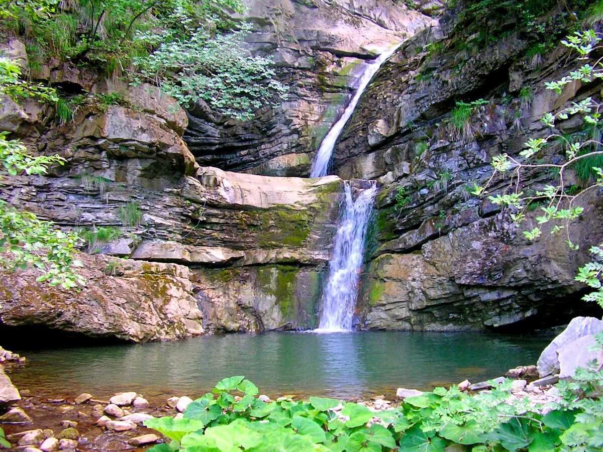 Cascate del Perino: Trekking tra Rocce, Acqua e Natura Selvaggia Cascate del Perino: Trekking tra Rocce, Acqua e Natura Selvaggia desktop picture