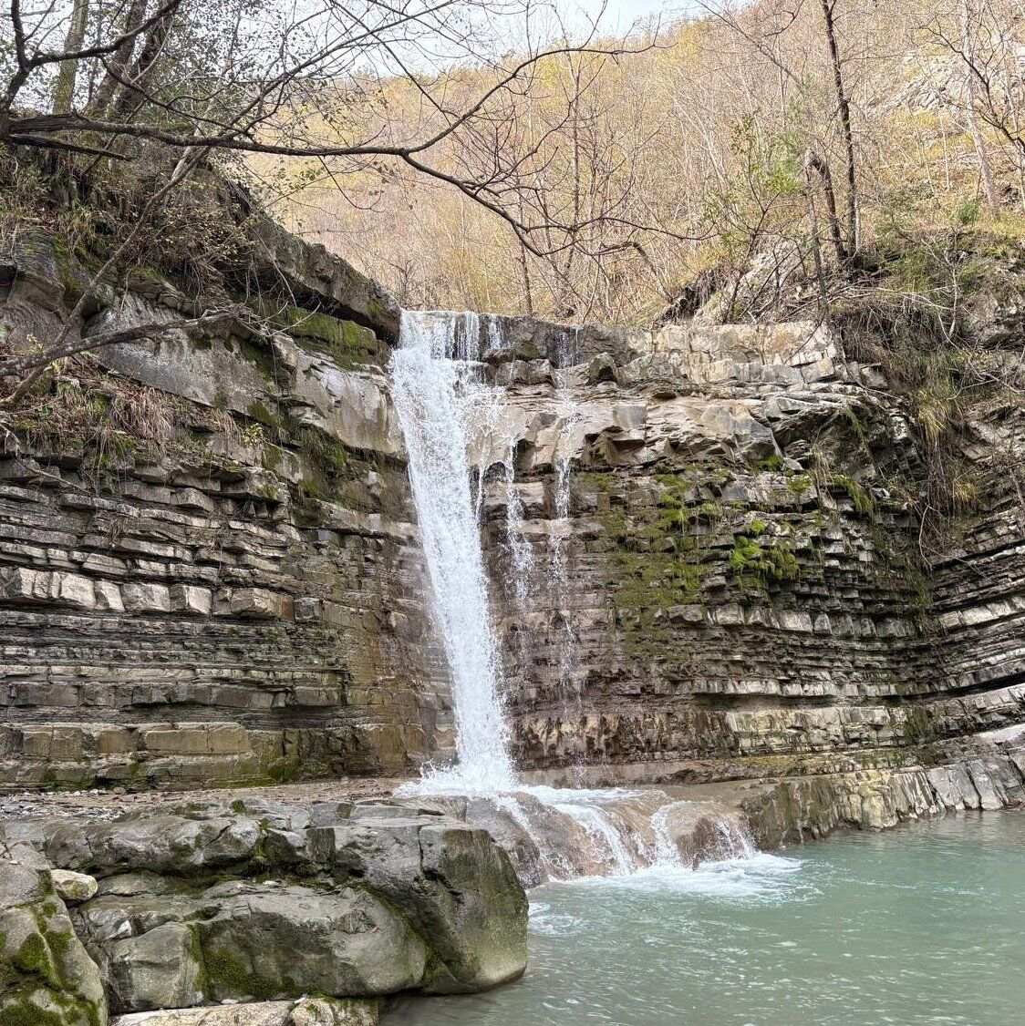 Cascate del Perino: Trekking tra Rocce, Acqua e Natura Selvaggia Cascate del Perino: Trekking tra Rocce, Acqua e Natura Selvaggia desktop picture