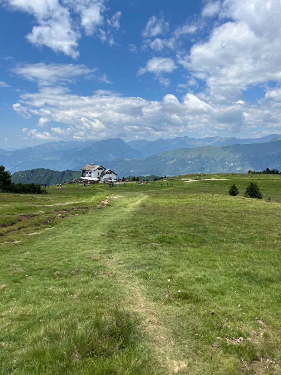 Escursione al Monte Alto e pranzo al Rifugio Magnolini Escursione al Monte Alto e pranzo al Rifugio Magnolini desktop picture