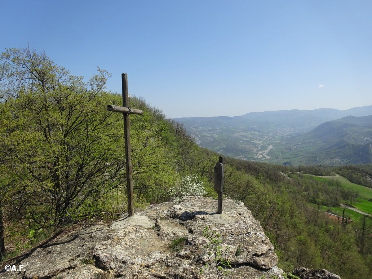 Sentiero panoramico a Guardamonte: tra le valli Stàffora e Curone Sentiero panoramico a Guardamonte: tra le valli Stàffora e Curone desktop picture