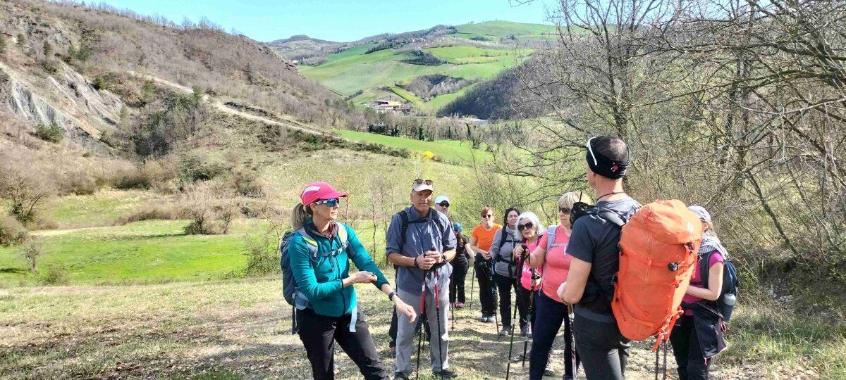 Sentiero panoramico a Guardamonte: tra le valli Stàffora e Curone Sentiero panoramico a Guardamonte: tra le valli Stàffora e Curone desktop picture