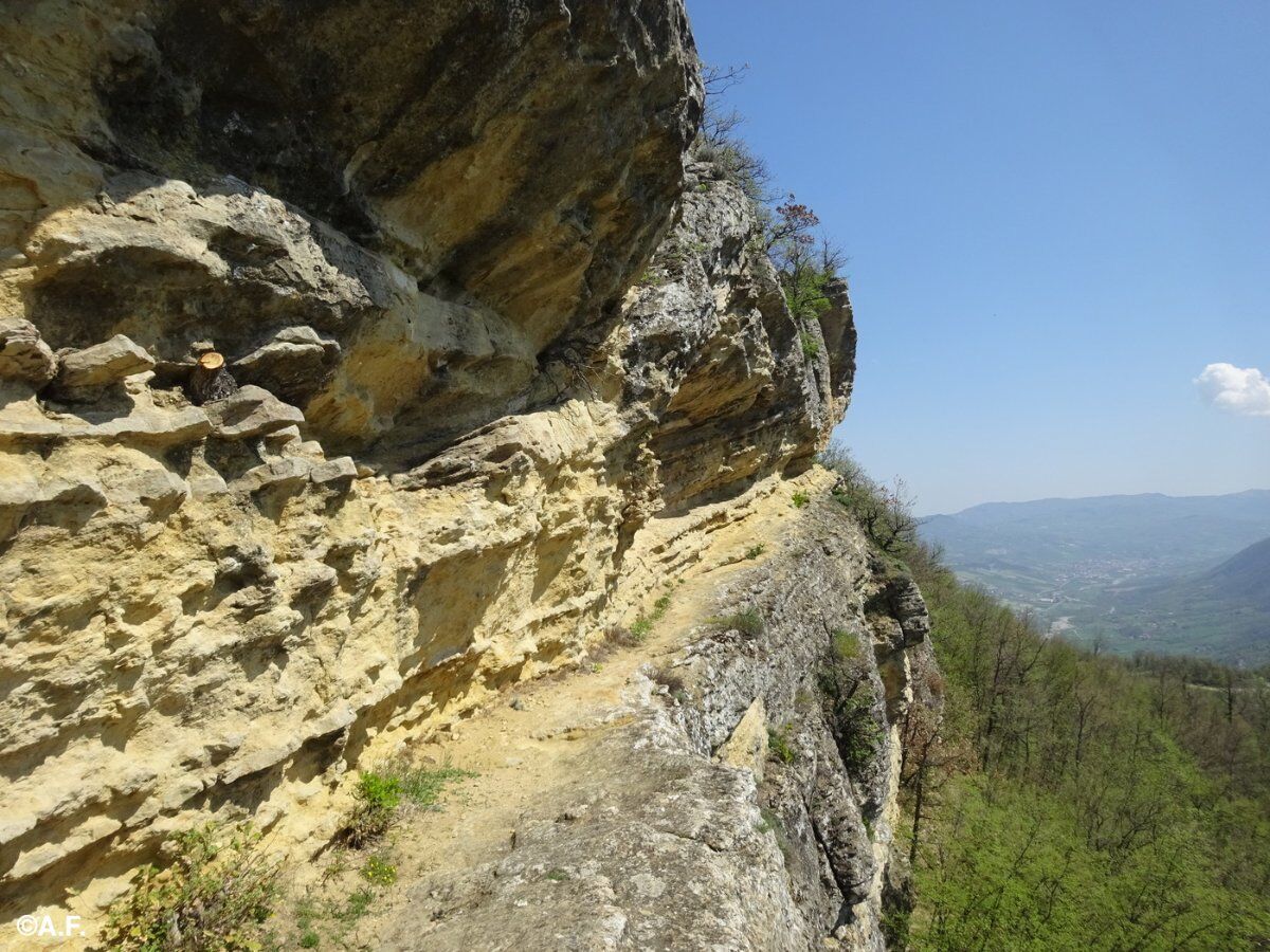 Sentiero panoramico a Guardamonte: tra le valli Stàffora e Curone Sentiero panoramico a Guardamonte: tra le valli Stàffora e Curone desktop picture
